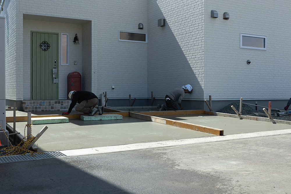 アスファルト舗装＋玄関アプローチ | 有限会社新栄建設工業の施工事例