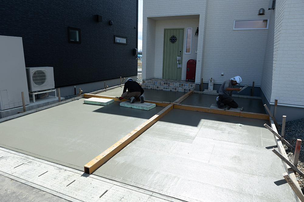 アスファルト舗装＋玄関アプローチ | 有限会社新栄建設工業の施工事例