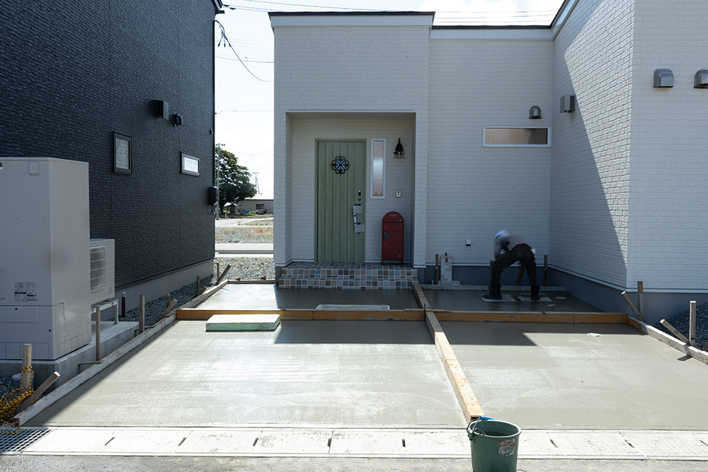 アスファルト舗装＋玄関アプローチ | 有限会社新栄建設工業の施工事例