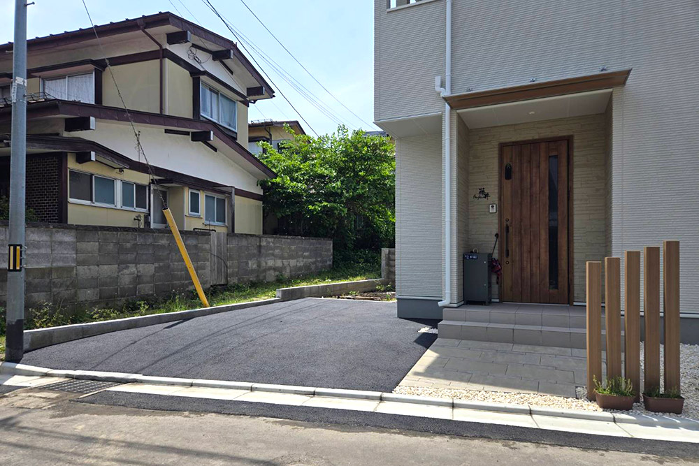 アスファルト舗装＋玄関アプローチ | 有限会社新栄建設工業の施工事例